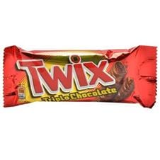 Recheado com biscoito e caramelo sabor chocolate, coberto com chocolate.